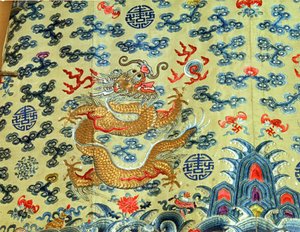 Kaiserliches Damen-Longpao-Drachengewand mit neun Drachen und zwölf Symbolen der kaiserlichen Autorität, Qing-Dynastie, späte 19. Jahrhundert von School Chinese