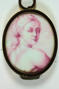 Eine Dame, die über ihre rechte Schulter schaut (Email auf Kupfer) von School Continental