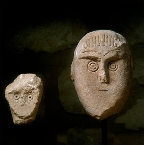 Kegelförmige Köpfe, von einem Grabdenkmal in Daunia