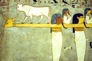 Altes Ägypten, Malerei, Götter der Unterwelt an Hathor, göttliche Kuh, gebunden, die Sonnenbarke schleppend, Grab von Ramses I., Theben von School Egyptian