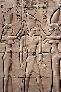 Altes Ägypten, Wandmalerei/-schnitzerei, Ein König erhält die Doppelkrone von Isis und Nephthys, Tempel des Horus, Edfu von School Egyptian