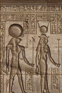 Altes Ägypten, Wandmalerei/Gravur, Horus und Isis erhalten ein Opfer vom Pharao, Tempel der Hathor, Dendera (Foto)