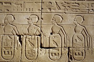 Altes Ägypten, Wandmalerei, Karnak/Luxor Pylon Sechs, Teil der Listen der Stämme des Südens und Syriens, die von der Armee von Thutmosis III. unterworfen wurden, Karnak-Tempel, Luxor