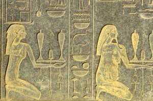 Altes Ägypten, Wandmalerei/Gravur, Nilgötter knien mit Tabletts voller Opfergaben, Schwarzer Granit, Karnak-Tempel, Luxor