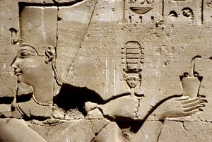 Altes Ägypten, Wandmalerei, Der Pharao Ptolemaios schüttelt ein Sistrum und opfert Weihrauch, Tempel von Horus, Edfu