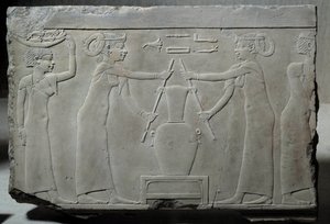 Ägyptische Antiquität: niedriges Kalksteinrelief, das Frauen darstellt, die Lilienblüten pressen, um die Essenz namens „Lirinon-Extraktion“ zu gewinnen, um 500-400 v. Chr. (Saite-Ära?). Niedrige Epoche. Sonne 0,29x0,37 m Paris, Musee du Louvre von School Egyptian