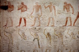 Ägyptische Antike: Männer tragen Enten. Kalksteinrelief aus der Kapelle der Mastaba von Akhethetep in Saqqara. 5. Dynastie (um 2500-2350 v. Chr.) 2300 v. Chr. Paris, Louvre Museum