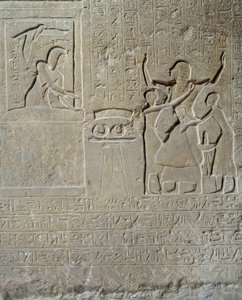 Ägyptische Antiquität: Relief in Kalkstein von Hormin: Sethos I. verteilt Tapferkeitskragen an Hormin, Leiter des königlichen Harems. 19. Dynastie (1295-1186 v. Chr.). Louvre, Paris