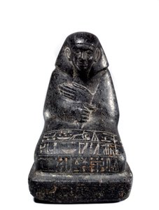 Ägyptische Antike: Skulptur in Gabbro, die den hohen Beamten Senpou darstellt. Mittleres Reich (2033-1710 v. Chr.) Paris, Louvre Museum von School Egyptian