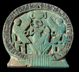 Ägyptische Antike: Talisman aus Fayence, der eine mythologische Szene darstellt: „Bei der Geburt der Welt erscheint die Sonne als Kind“ Darstellung von Osorkon (um 800 v. Chr.) 3. Zwischenzeit. Paris, Louvre Museum von School Egyptian