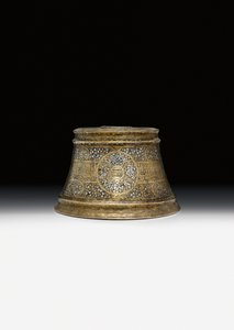 Mamluken-Kerzenhalterbasis im Namen Sultan Shihab Al-Dunya Wa Al-Din Ahmad bin Al-Malik Al-Nasir Muhammad