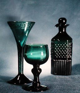 Dekoriertes Weinglas, rundes Glas und Karaffe, spätes 18. bis frühes 19. Jahrhundert