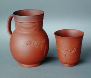 Krug und Becher, rotes Steinzeug, Spragged-Dekoration, Elers-Werke von School English