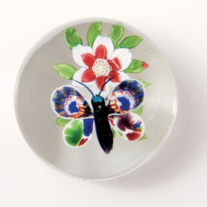 Baccarat-Schmetterling und Blumen-Gewicht, das Insekt mit tiefviolettem Körper und Antennen, mehrfarbige Flügel von School French