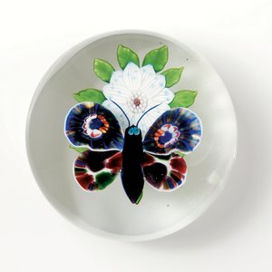 Baccarat Schmetterling und Blumen Gewicht, das Insekt mit tiefviolettem Körper, hellblaugrauen Augen und Antennen von School French