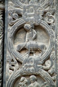Gotische Kunst: Pfeiler des rechten Portals der Westfassade der Basilika von Saint Denis, der die Feldarbeit im Mai darstellt. Saint-Denis, Frankreich