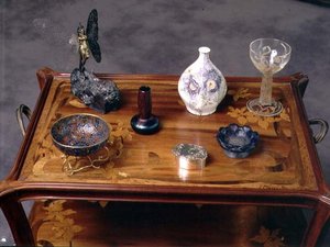 Loetz irisierender Glasvase, eine Pâte-de-Verre-Schleife von Argy Rousseau und ein Glas mit geformter und geätzter Dekoration von Lalique
