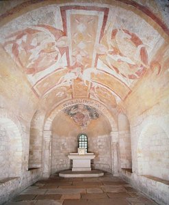 Die Krypta, aus der früheren Kirche von 1030, mit Fresken von Christus auf einem weißen Pferd, umgeben von Engeln, aus dem 12. Jahrhundert