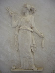 Basrelief von Atropos, der den Lebensfaden schneidet (Marmor)