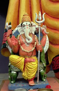 Statue von Ganesh, dem Elefantengott, auf dem Thron von School Indian