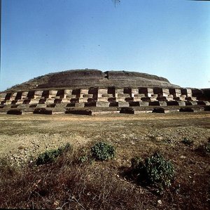 Ansicht des Nandangarh Stupa, der die Asche Buddhas enthalten soll