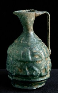 Kleine Glasamphore mit Inschriften. 9.-10. Jahrhundert aus dem Irak. Dim. 8,9 cm Paris, Louvre Museum