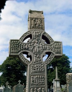 Ansicht des Muiredach-Kreuzes, geschnitzter Stein, ca. 521 von School Irish