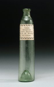 Flasche, die Anti-Hysterie-Wasser enthielt, aus der Fonderia di Sua Altezza Reale, Officina Profumo, Farmaceutica di Santa Maria Novella, Florenz, ca. 1850-1920 von School Italian