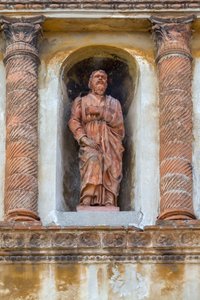 Figur eines Heiligen, Terrakottastatue in einer Nische des Palazzo Valenti Gonzaga, genannt Casa Guerrina, im Fancellian-Stil, Via Frattini 5, Mantua von School Italian