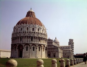 Mittelalterliche Architektur: Blick auf das Baptisterium, den Dom und den Turm von Pisa auf dem Campo dei Miracoli, Italien von School Italian