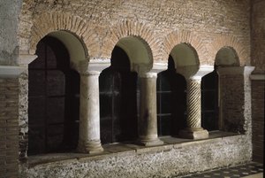 Ansicht des Kreuzgangs der Kirche der Heiligen Vincent und Anastasius, Abtei Tre Fontane von School Italian