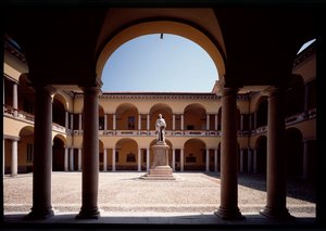 Ansicht des Hofes mit der Statue von Alessandro Volta