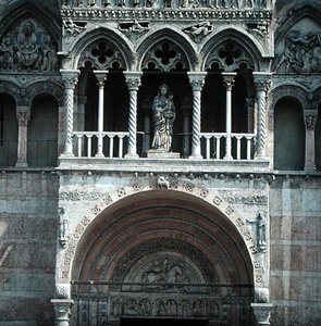Westfassade, begonnen in den 1130er Jahren und abgeschlossen im 15. Jahrhundert (Detail) von School Italian