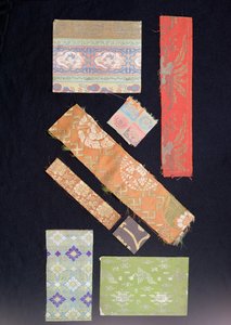 Stofffragmente für Obi-Gürtel, Kimonos, No-Kostüme und Kesa-Kostüme für Priester