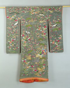 Grauer Kimono mit Blumen und Vögeln, Japanisch von Japanese School