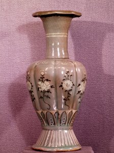 Koreanische Kunst: Keramikvase mit Blumendekor. Koryo-Periode. 12. Jahrhundert. Museum der Schönen Künste, Duksoo-Palast, Korea von School Korean