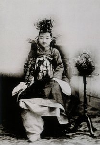 Koreanische Frau im traditionellen Hochzeitskleid