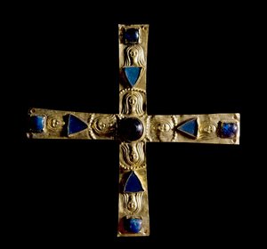 Archäologie des Mittelalters. Barbarische Kunst der Lombardei: Kreuz von Gisulfo, in getriebenem Goldblech mit Halbedelsteinen. Hergestellt von einem lombardischen Meister des 7. Jahrhunderts