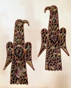 Merowingische Kunst: Paar von Fibeln (Sicherheitsnadeln) in Adlerform. Zellenschmelz, 6. Jahrhundert, Merowingische Dynastie (481-751). aus Castelsagrat. Musée Cluny, Paris von School Merovingian