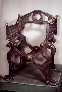 Merowingische Kunst: Sessel oder Thron von Dagobert I., hergestellt aus vergoldeter Bronze im 7.-9. Jahrhundert von School Merovingian