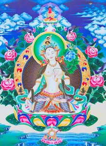 Weiße Tara, die siebenäugige göttliche Mutter auf einer Lotusblume, mit ihrer rechten Hand in Varada Mudra Position, symbolisiert Großzügigkeit (Darstellung) von School Nepalese