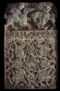 Persische Kunst: Stucktafel mit Arabesken und zwei kämpfenden Reitern von School Persian