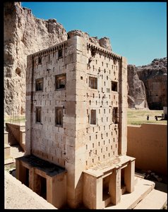 Ansicht der Nekropole und der Gräber der Achämenidenkönige und des Würfels von Zoroaster von School Persian