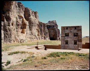 Blick auf die Nekropole und die Gräber der Achämenidenkönige und den Würfel des Zoroaster