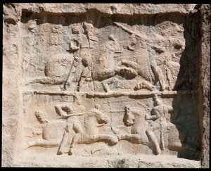 Ansicht der Nekropole und der Gräber der Achämenidenkönige mit Relief, das Kampfszenen darstellt von School Persian