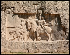 Ansicht der Nekropole und der Gräber der Achämenidenkönige, Reliefdarstellung des Sieges von Shapur I. über den römischen Kaiser Valerian in Edessa, 260 n. Chr.