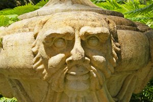 Geschnitzte Steinvase auf der Terrasse der Götter, Quinta da Regalia, Sintra, Portugal, ca. 1914 von School Portuguese