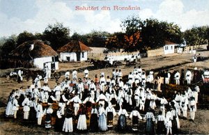 Postkarte zeigt Rumänen, die in einem Dorf tanzen, um 1910 von School Romanian