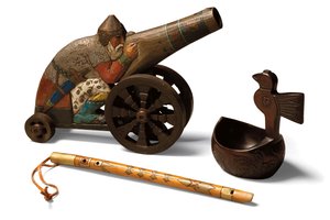 Ein Spielzeug-Bogatyr aus Lindenholz, eine Birkenholzflöte und ein Birkenholz-Kovsh, ca. 1900 von School Russian