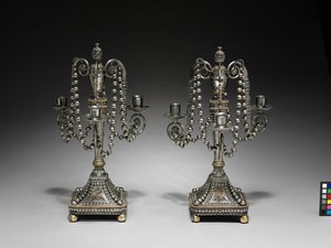 Paar Kandelaber, ca. 1790-1795 (geschnitten und polierter Stahl mit goldener und versilberter Dekoration)